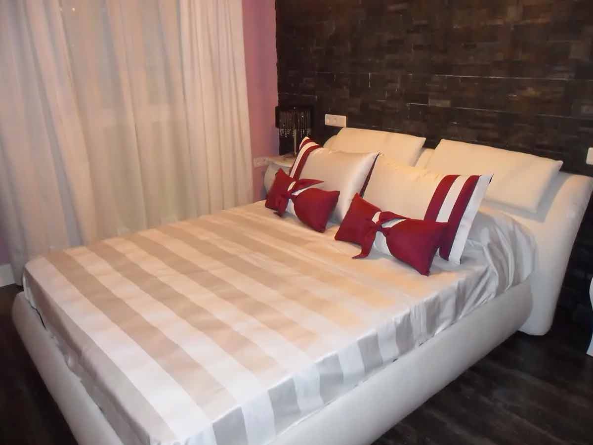 colchas con cojines y lazos